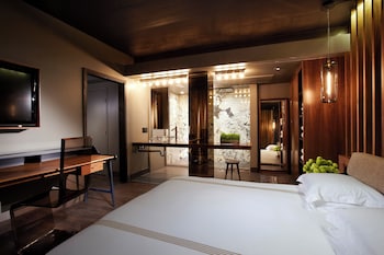 Suite (Cabana Building)