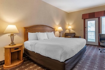 Standard Room, 1 King Bed, Balcony, River View