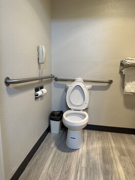 Room, 1 King Bed, Accessible, Non Smoking (Mobility, Tub w/Grab Bars)