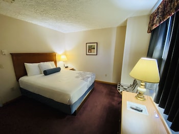 Standard Room, 1 Queen Bed, Patio or Balcony, River View