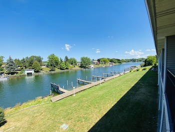 Standard Room, 1 King Bed, Patio or Balcony, River View