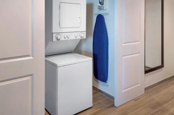 Studio, Multiple Beds, Balcony, Partial Ocean View