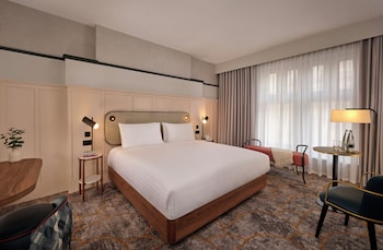 Grand Room with Sofabed