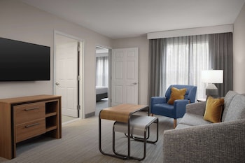 Suite, 1 King Bed, Accessible (Roll-in Shower)