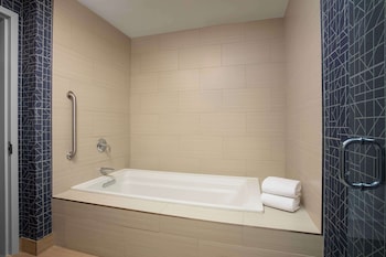 Suite, 1 King Bed, Bathtub