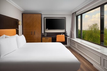 Deluxe Room, 1 King Bed, Corner
