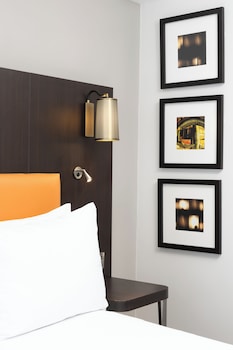 Deluxe Room, 1 King Bed, Corner