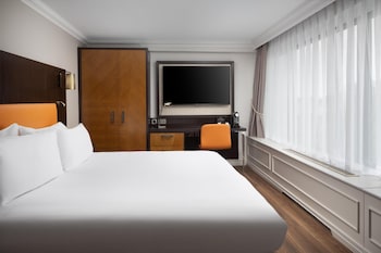 Deluxe Room, 1 King Bed, Corner