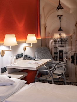 Standard Room, 1 Queen Bed, Courtyard Area