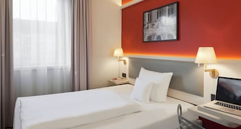 Standard Room, 1 Queen Bed, Courtyard Area