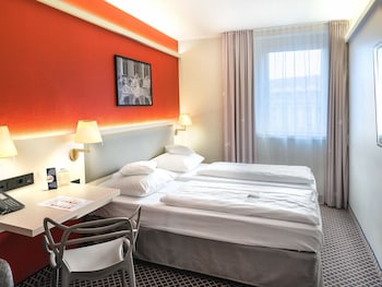 Standard Room, 2 Twin Beds (Street View)