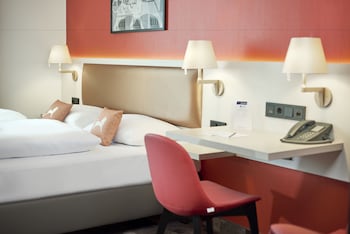 Standard Room, 2 Twin Beds (Street View)