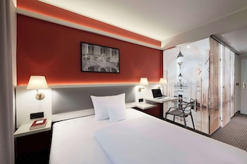Standard Room, 1 Queen Bed, Courtyard Area