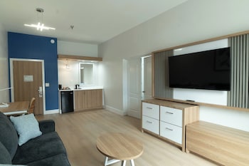 Suite, 1 King Bed with Sofa bed, Non Smoking