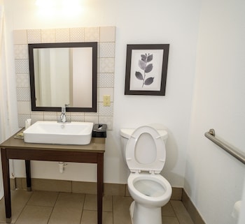 Room, 2 Queen Beds, Accessible, 1st Floor