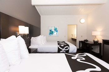 Standard Room, 1 Queen Bed, Non Smoking, Refrigerator & Microwave