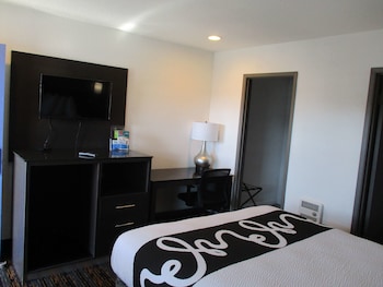 Standard Room, 1 Queen Bed, Non Smoking, Refrigerator & Microwave
