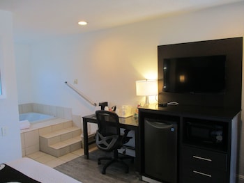 Suite, 1 Queen Bed, Non Smoking, Jetted Tub