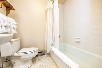 08 - Taylor Guest Room