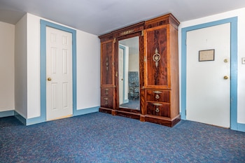 06 - Lincoln Stateroom