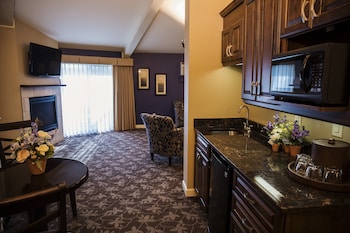 Suite 1 King with Sofabed Lakewood
