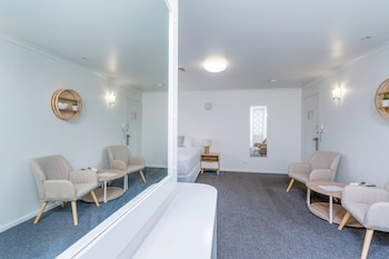 Deluxe Spa Room