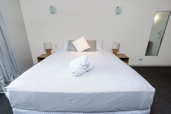 Deluxe Spa Room
