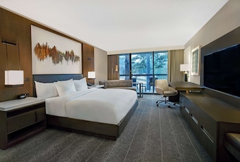 Room, 1 King Bed, Non Smoking, Pool View