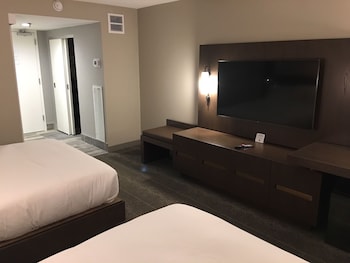Room, 2 Queen Beds, Non Smoking, Pool View