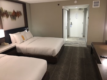 Room, 2 Queen Beds, Non Smoking, Pool View