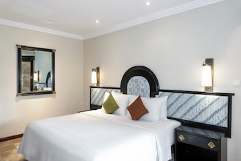 Deluxe Double Room, 1 King Bed, Pool View