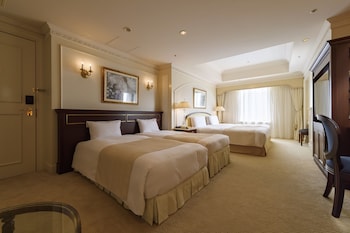 Deluxe Corner Twin Room + 2 Extra Bed, Non Smoking,Club Lounge Access