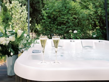 Rosemary Suite, private hot tub