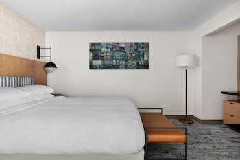 Club Room, 1 King Bed, Marina View
