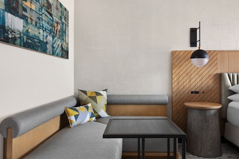 Club Room, 1 King Bed, Marina View