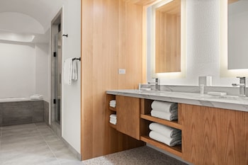 Club Room, 1 King Bed, Marina View