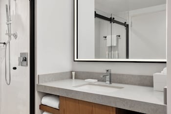Executive Suite, 1 King Bed with Sofa bed, City View