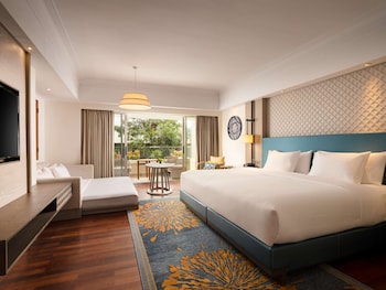 Room, 1 King Bed, Pool View, Tower (Cliff Tower)