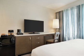 Room, 1 King Bed, Accessible (Roll-In Shower)