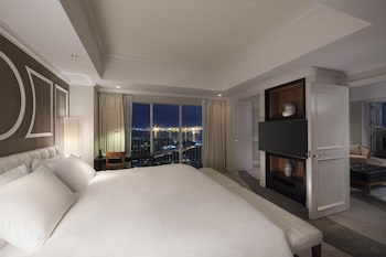 King Terrace Suite - Non-Smoking - 66sqm - Terrace with Whirlpool - Executive Lounge Access