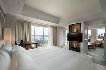 King Terrace Suite - Non-Smoking - 66sqm - Terrace with Whirlpool - Executive Lounge Access