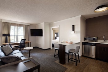 Suite, 1 Queen Bed with Sofa bed, Accessible (Hearing One Bedroom)