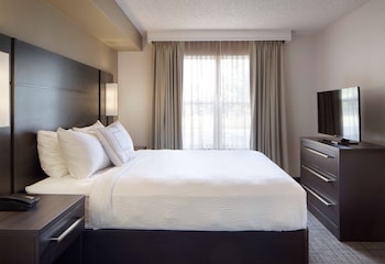 Suite, 1 Queen Bed with Sofa bed, Accessible (Hearing One Bedroom)