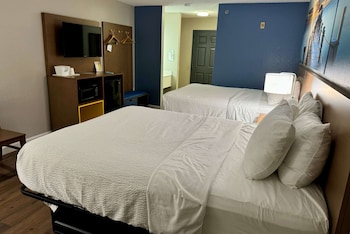 Room, 2 Queen Beds, Non Smoking (Mobility/Hearing, tub w grab bars)