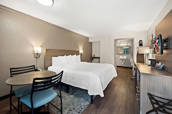 Standard Room, 1 King Bed, Accessible (Smoke Free)