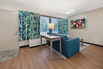 Suite, Multiple Beds, Kitchen, Poolside (Smoke Free)