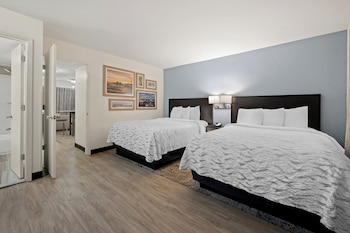 Suite, Multiple Beds, Kitchen, Poolside (Smoke Free)