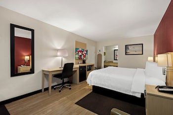 Superior Room, 1 King Bed, Poolside (Smoke Free)