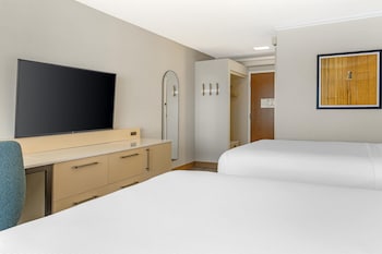 Room, 2 Queen Beds (Skyline View)