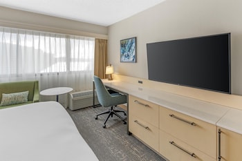 Room, 1 King Bed, River View
